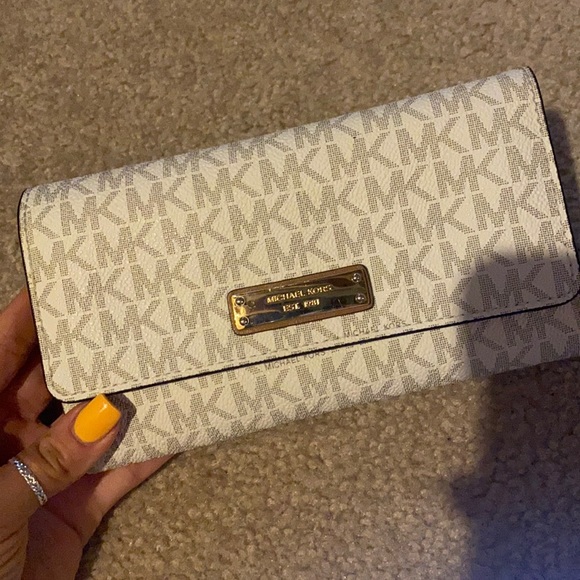 Micheal Kors Wallet - Picture 1 of 3